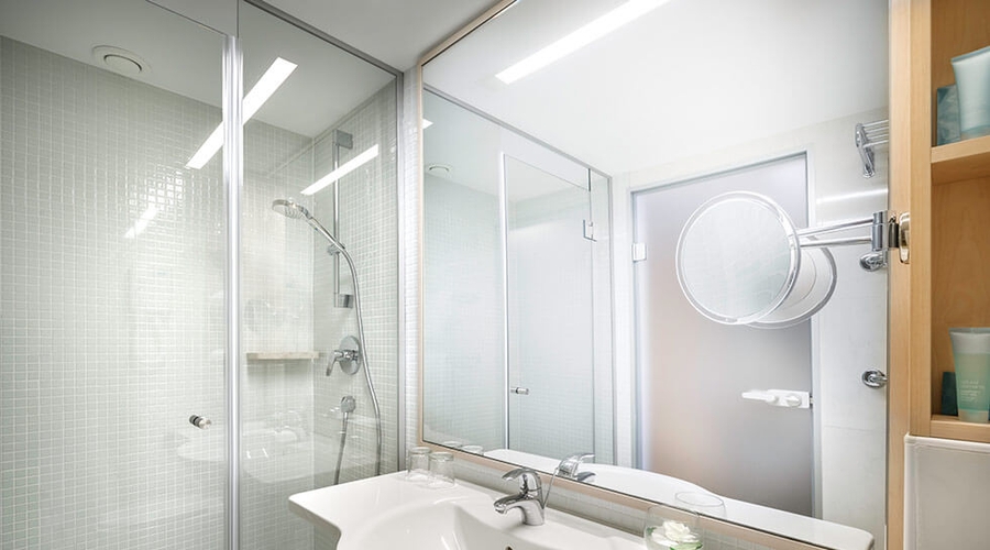 Valamar Bellevue Resort — bathroom