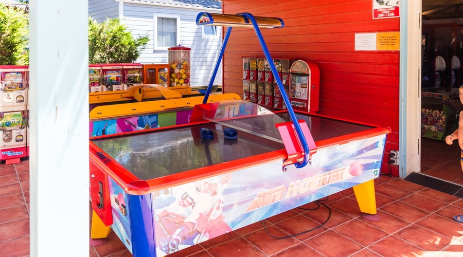 Camping Marvilla Parks - Le Soleil De La Mediterranee — gameRoom