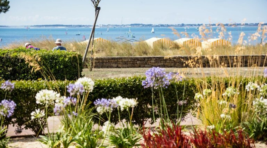 Camping Marvilla Parks - Les Menhirs — garden