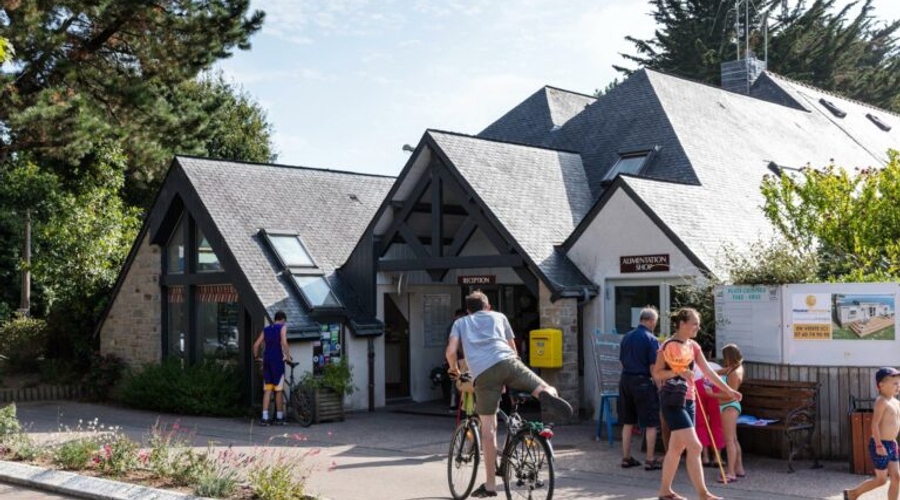 Camping Marvilla Parks - Les Menhirs — building