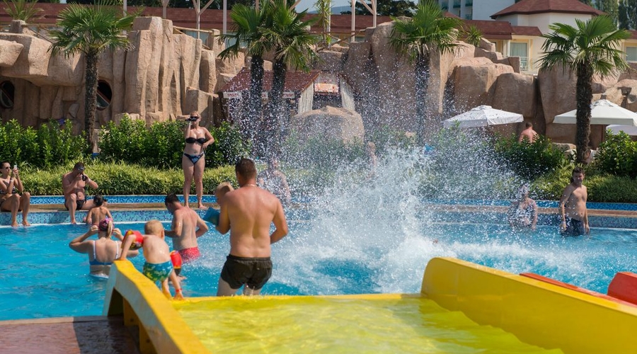 DIT Evrika Beach Club Hotel — waterslidesOlder