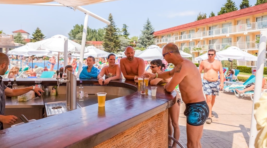 DIT Evrika Beach Club Hotel — bar