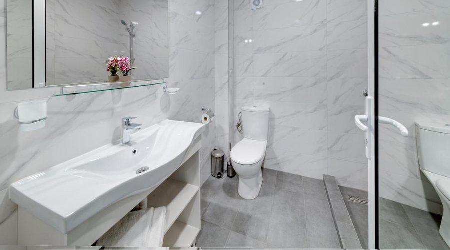 Hotel Martinez — bathroom