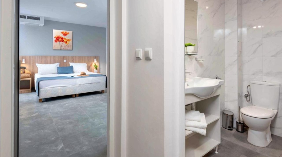 Hotel Martinez — bathroom
