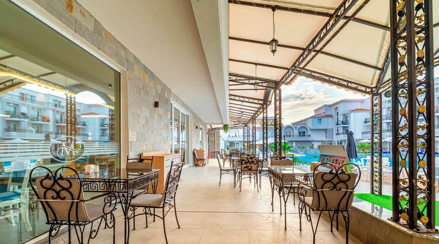 Hotel Martinez — seatingOutdoor