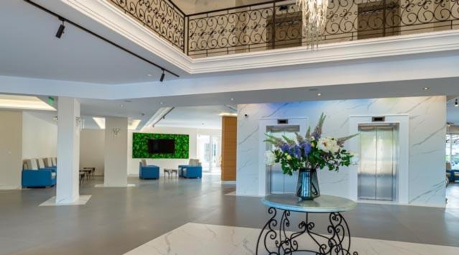 Hotel Martinez — lobbyHallway