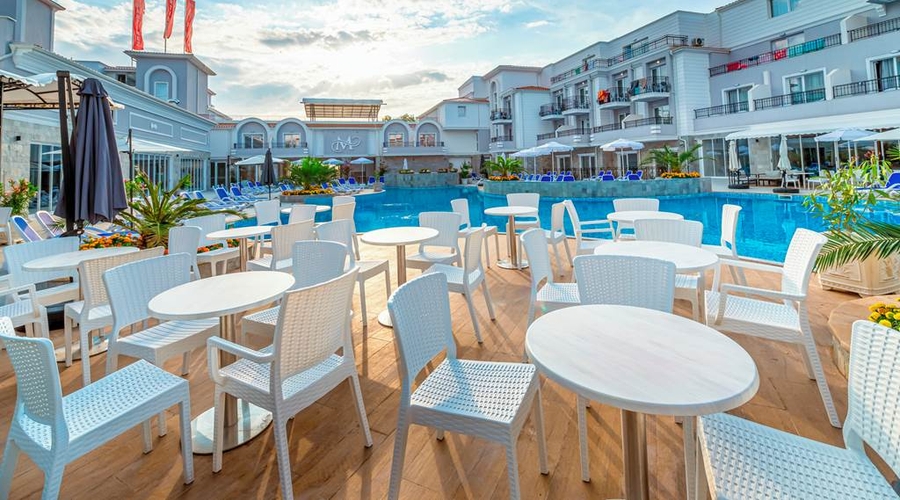Hotel Martinez — seatingOutdoor
