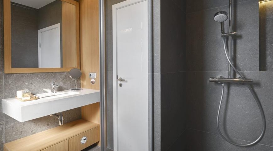Viva Mare Beach Hotel — bathroom
