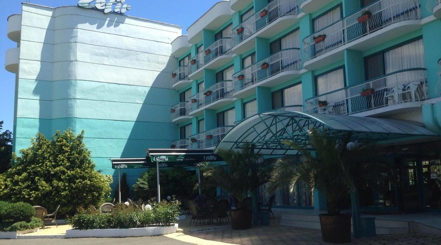 Zefir Hotel — frontage