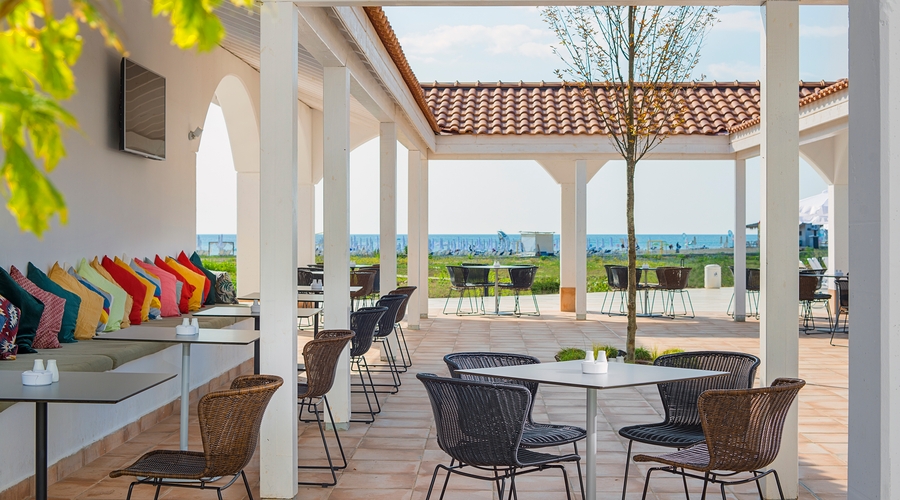 Sunrise Blue Magic Resort — seatingOutdoor