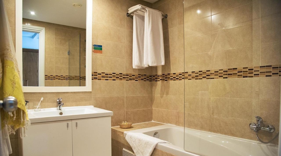 Aqi Skanes Family Resort — bathroom
