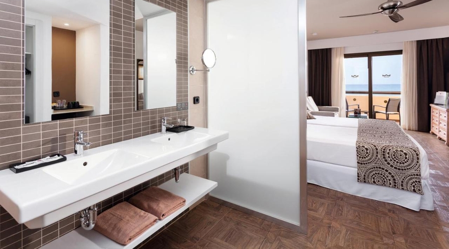 Hotel Riu Touareg — bathroom