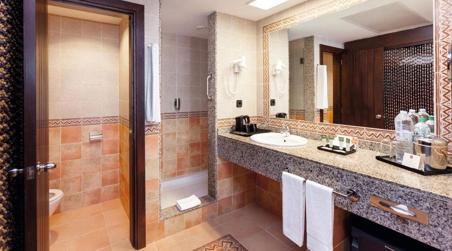 Hotel Riu Touareg — bathroom