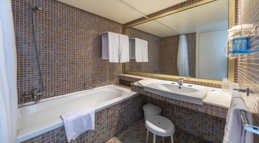 Hotel Marhaba Beach — bathroom